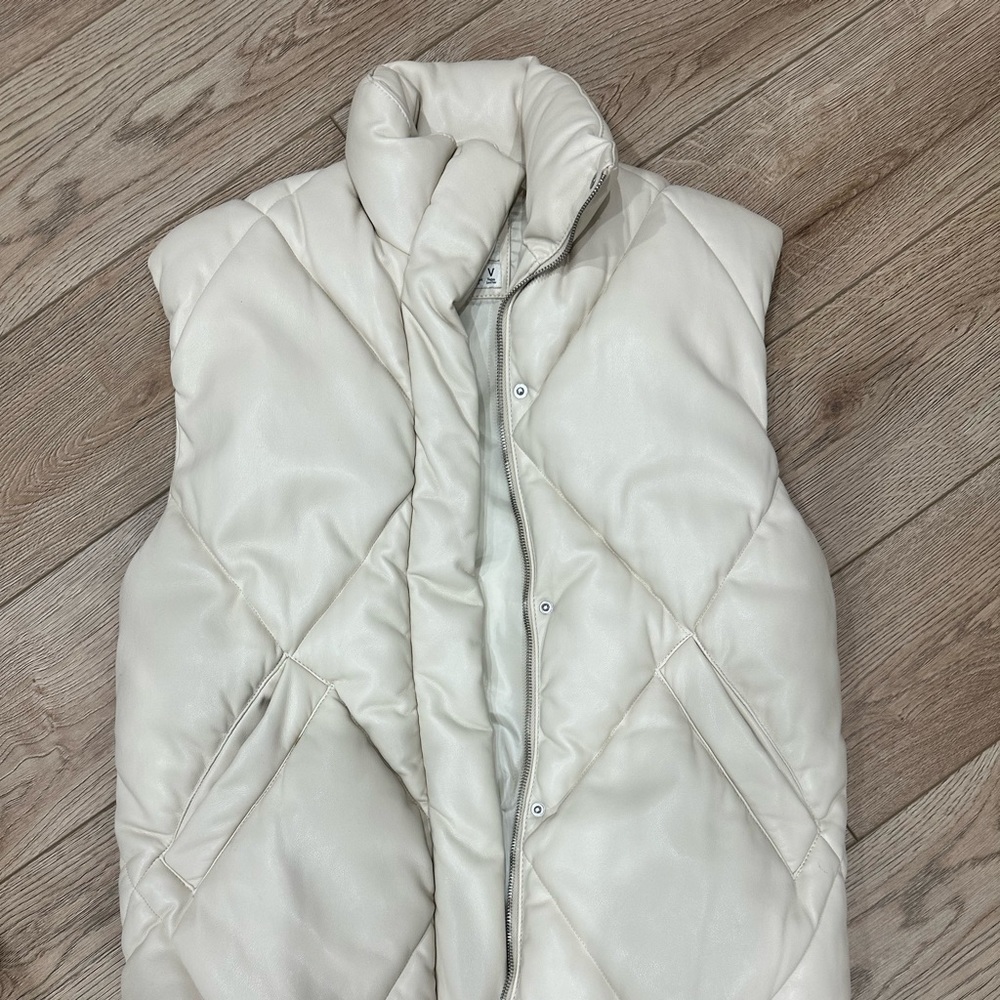 Abercrombie ivory oversized puffer vest